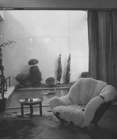 Fragmento de un interior residencial diseñado por la arquitecta Barbara Brukalska de Ilustrowany Kurier Codzienny